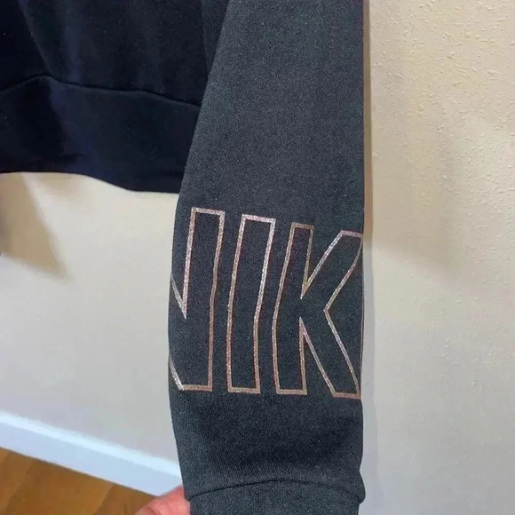 NIKE Women’s Cropped Sweatshirt - Picture 4 of 7